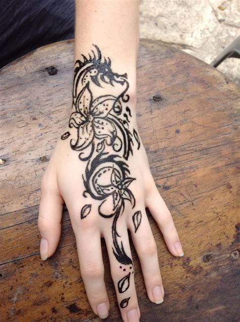 Ada henna began as a hobby by artist neeta patel. Henna manita | Henna, Tatuajes de henna, Tatuajes