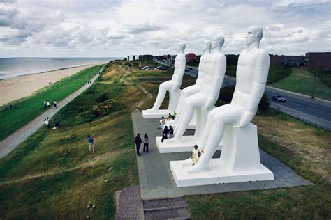 Esbjergs otänkbara landmärke, den nio meter höga skulpturen man meets the sea, imponerande utsikt över både wadden och nordsjön. Mennesket ved Havet - De Fire Hvide Mænd | Storslået kunst