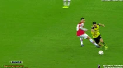 Gifsme is a new source for animated gif images sfw. Tomas Rosicky's perfectly timed tackle on Robert Lewandowski GIF | 101 Great Goals