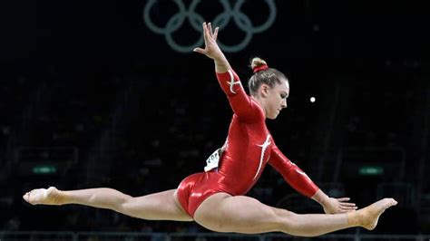 Giulia steingruber wächst schritt für schritt in die rolle als nachfolgerin von ariella kaeslin hinein. KUNSTTURNEN: Giulia Steingruber stürzt im Boden Final ...