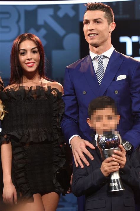 Dulce homenaje de georgina rodríguez, que se ha 'escapado' con cris jr., donde se ha encontrado con daniela ospina, 'ex' de james', y lucido embarazo: Cristiano Ronaldo and his girlfriend Georgina Rodriguez at ...