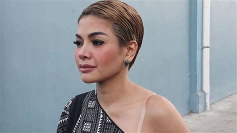 Nikita mirzani tampil berubah dengan warna rambut merah muda. Warna Rambut Nikita Mirzani Terbaru - Actris Indonesian