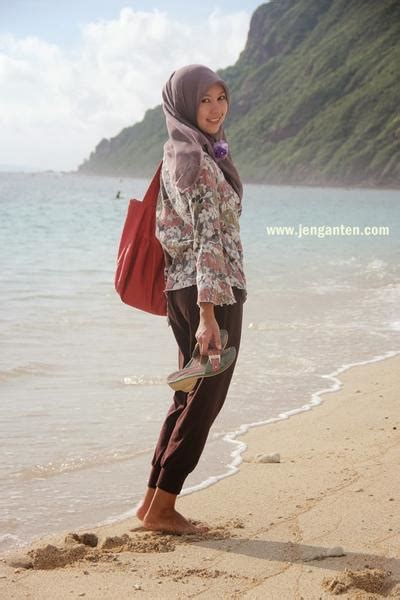 Inspirasi fashion buat hijabers liburan ke pantai agar tampil kece saat difoto. Fashion Hijab Ke Pantai Simple - Jilbab Voal