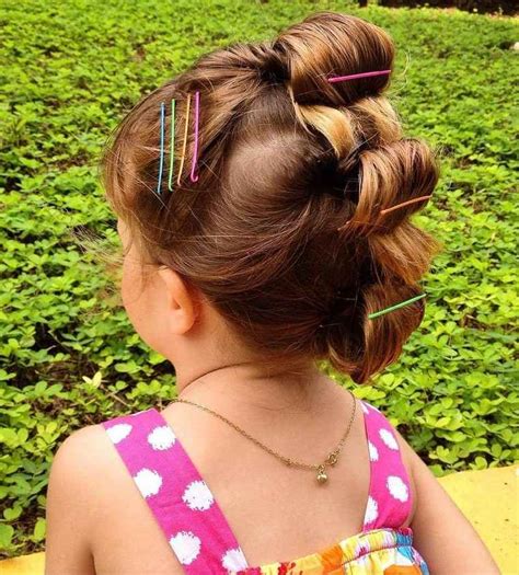 Découvrez nos meilleures idées de coiffures pour petites filles qui changent des couettes ! Coiffure pour petite fille pour tous les jours en plus de ...