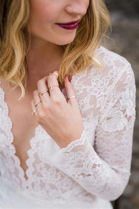 Viele angehende bräute schauen sich direkt nach der verlobung nach ihrem brautkleid um, denn. Details | Hochzeitskleid, Brautmode, Brautschmuck