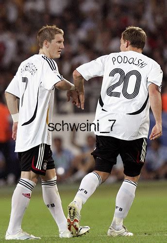 Der fußballspieler bastian schweinsteiger war in der saison 2005/2006 bei fc bayern münchen unter vertrag und wird dort im mittelfeld eingesetzt. WM 2006 - Bastian Schweinsteiger und Lukas Podolski jubeln ...