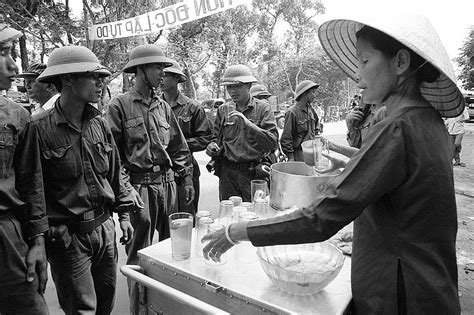 Saigon falls to the north vietnamese in 1975. Photos 30 Images of 1975 Saigon - Saigoneer