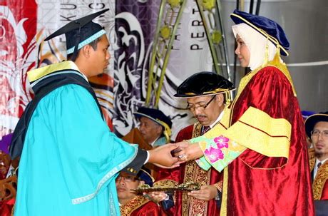 Kegiatan ini diikuti oleh seluruh dosen dan tenaga kependidikan di lingkungan fakultas. T E G A N U K I TA: 1,168 graduan UniSZA terima sarjana ...