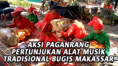 Selain memiliki beragam macam suku, prvonsi sulawesi selatan ini juga mempunyai kebudayaan yang lumayan dikenal yakni mappalili atau biasa. Paganrang atau Ganrang, Pertunjukan Alat Musik Tradisional Suku Bugis Makassar, Gendang tabuh ...