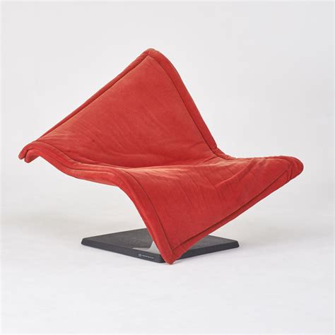 Immaginate di volare su comodo ed elegante tappeto volante, è questa la sensazione che si prova sedendosi sull'originale poltrona. Rosenthal, Simon Desanta | Flying Carpet chair (ca. 1986 ...