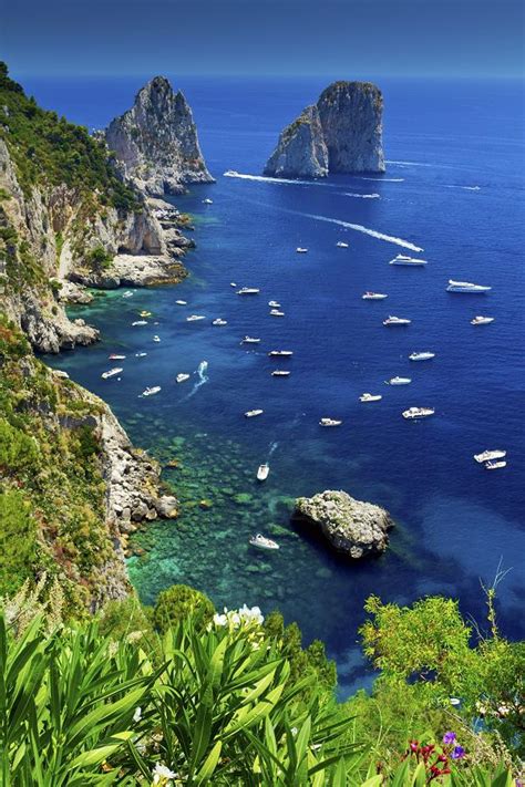 Capri is an island located in the tyrrhenian sea off the sorrento peninsula, on the south side of the gulf of naples in the campania region of italy. De mooiste stranden van Capri - Ciao tutti ...