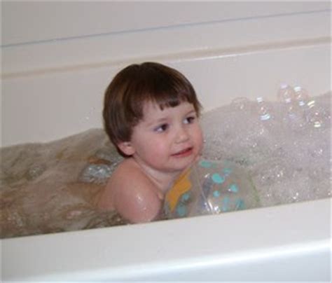 A baby bathtub will help you prop up a wriggling newborn. Cute Babies, Cute Kids, Beautiful Kids: kids bathing, kids ...