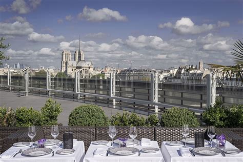 Depuis quelques jours, le liban version noura valse avec le vertige et parvient à lester d'un solide mezze cette montgolfière immobile. Le Zyriab by Noura - Paris sur les Toits