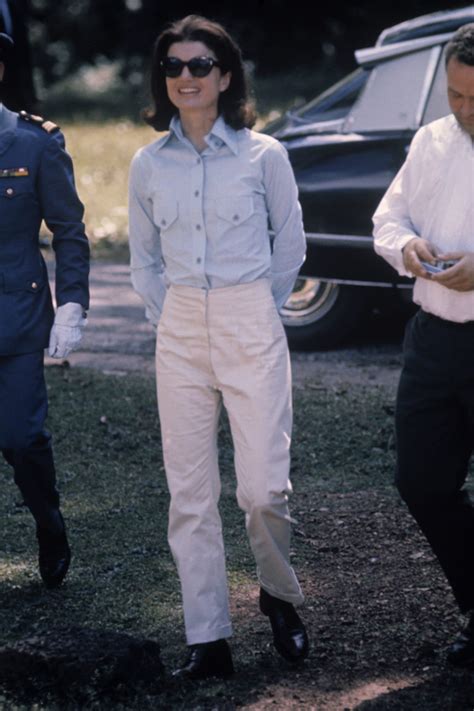 Her own personal fashion icon was audrey hepburn and throughout her life, jackie's style would always feature the. Jackie Kennedy en chemise bleue et pantalon blanc