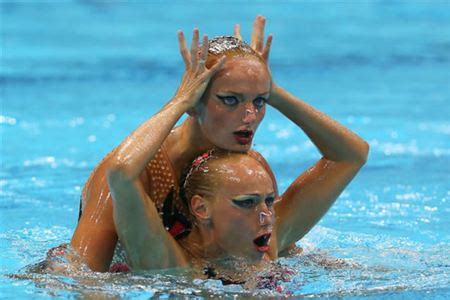 I might feel kind of funny saying this on tv, but she actually bit. 13 Perfectly Timed Photos in Synchronized Swimming - Oddee