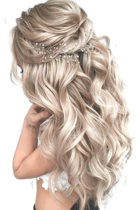 Whether you want loose and messy, polished and sleek styles,buns and chignons, knots or rolled updos, we've got you all covered. 30 Pinterest Hochzeitsfrisuren für Ihre unvergessliche ...