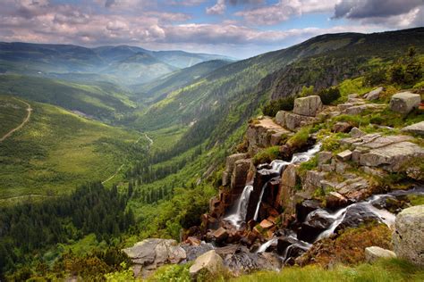 Het land grenst in het westen en noordwesten aan duitsland, in het noorden aan polen, in het oosten aan slowakije en in het zuiden aan oostenrijk. Vakantie Reuzengebergte | TUI