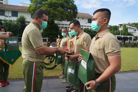 Dia dipromosikan sebagai orang nomor satu di pasukan cakra. Pangkostrad Tutup Pertandingan Meriahkan HUT Ke - 75 TNI ...