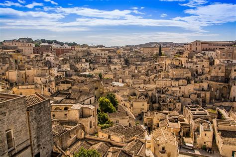 As the capital of the province of matera, its original settlement lies in two canyons carved by the gravina river. Matera, Une Cité Italienne Creusée Dans La Roche | Le Blog ...