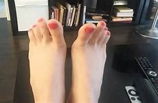 toes wiggling foot fetish
