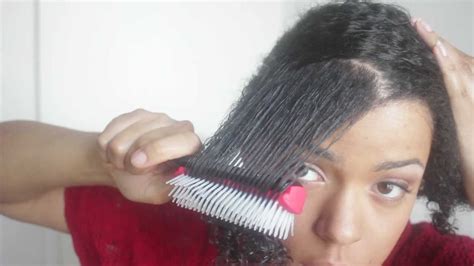 This large, squared paddle brush features 100% natural boar bristles surrounded by nylon quill to add shine to hair. JoyceHarmonie teste la Denman brush D3 - YouTube