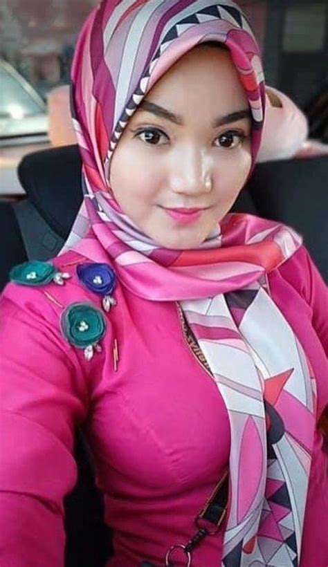 Wearing hijabs has not been a hindrance in the ways of muslim women to set their mark strongly in the world of fashion as well. Delimaah (Dengan gambar) | Gadis berbikini, Wanita, Wajah ...