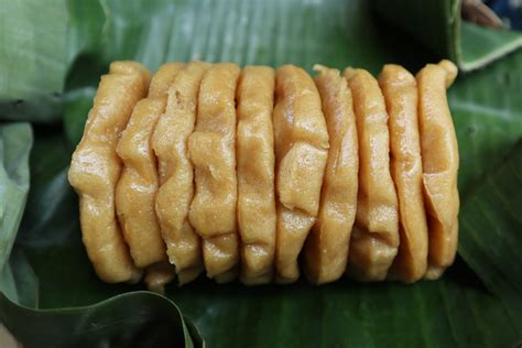 Apam barabai adalah kue basah yang dibuat dari tepung beras, santan, gula merah/putih, dan tape singkong. 12 Makanan Khas Palangkaraya Dijamin Enak dan Nagih