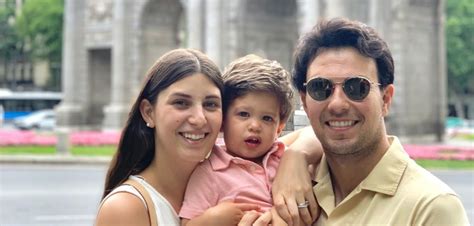 Carola martínez, novia del piloto mexicano sergio pérez confirmó mediante su cuenta de instagram que ya recibió el anillo de compromiso, con lo cual la pareja formalizó su relación. Checo Pérez y Carola Martínez ya tienen madrina de bautizo ...