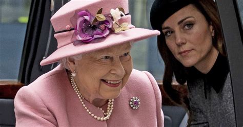 Queen elizabeth ii views the royal dockyard chapel restoration and meets local people involved. Queen Elizabeth II.: Royal-Experte: Zu Kate hat sie „keine ...