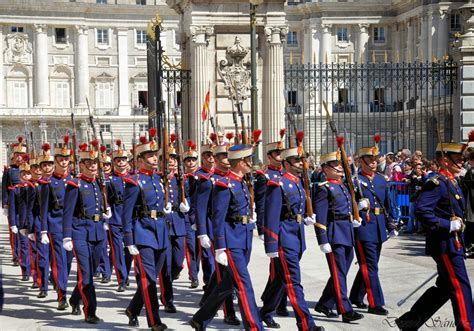 4un niño observa a un guardia suizo que sostiene su espada antes de la ceremonia anual de juramento de los nuevos. Poderio Militar Español: La Guardia suiza pontificia ...