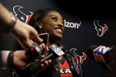 She is famous for contribution to professional life. Simone Biles als Cheerleaderin in der NFL (Fotos) - DER ...