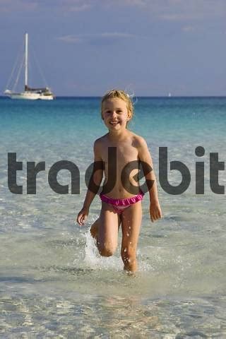 Malediven wasserbungalow malediven strand malediven urlaub. Kind am Strand Cala Brandinchi Sardinien, Italien ...