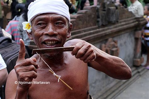 Sebagai pulau yang identik dengan nuansa hindu ditambah kebudayaan yang sangat kental ternyata memiliki jenis alat musik. Contoh Alat Musik Dari Bali - Aneka Seni dan Budaya