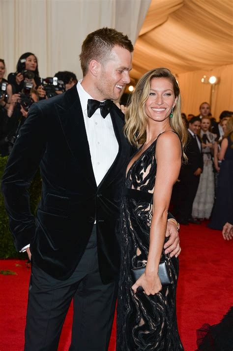 By posting a possibly ominous message. Gisele Bündchen: Wegen Ben Afflecks Ex-Nanny droht sie Tom ...