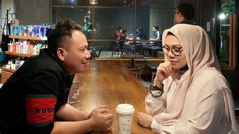 Sarita abdul mukti memperlihatkan kegiatannya tanpa mengenakan hijab. Vicky Prasetyo Semakin Nekat Setelah Hubungannya dengan ...