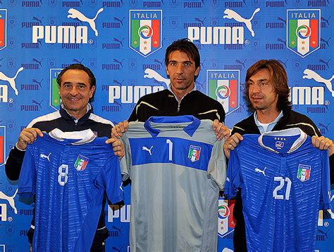 Veja mais ideias sobre seleção italiana, futebol, seleção italiana de futebol. Nova camisa da Seleção Italiana para Euro 2012 | Batom e ...