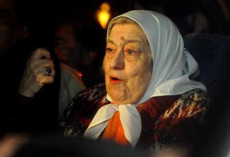 Hebe de bonafini inoltre sostiene che la loro attività sia diretta essenzialmente al futuro più che al passato, e che fino a che tutti i 30.000 desaparecidos non ottengano la giustizia che finora gli è stata negata, loro non s'impegneranno mai in attività di recupero della memoria e del ricordo. Diputadas de Cambiemos denunciarán a Hebe de Bonafini por ...