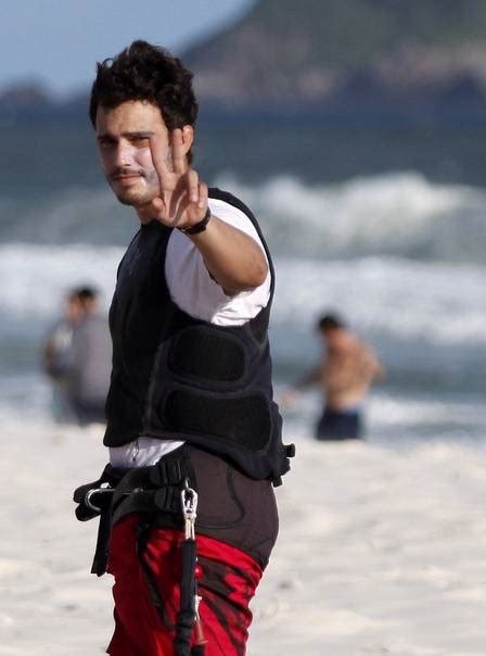 We don't have a biography for thiago rodrigues. Thiago Rodrigues pratica kite surfe com a cara toda ...