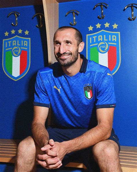 La nuova maglia home per euro 2020 è rossa con le maniche bianche, proprio come un vecchio modello puma di qualche decennio fa. Maglia Italia Europei 2021, Puma punta sui fregi del ...