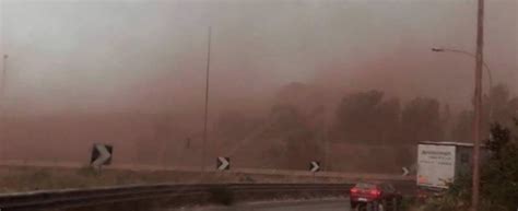 Le tombe di taranto sono rosse, ormai coperte dalla polvere di ferro. Ilva, vento forte a Taranto: le polveri di minerale ...