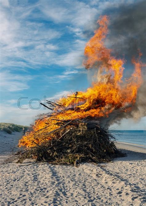 Det fins neppe et større vi blusser opp. Sankthans, sankthansbål, sankthans ... | Stock foto ...