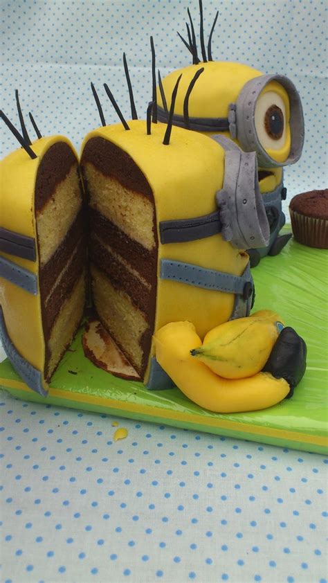 Einen kuchen als minion zu dekorieren, ist die perfekte geschenkidee für alle fans von grus kleinen gehilfen. 3D Torte, 3D Kuchen, Minions, Miniontorte, Minionkuchen ...