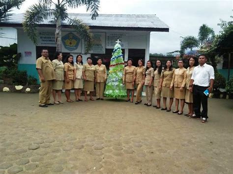 Selain sebagai hiasan yang unik, pohon natal ini juga berfungsi sebagai kalender adven untuk menyambut. Pohon Natal Kreasi SDN 173643 Pangombusan Bernilai Ekonomis