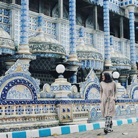 Walaupun pembangunannya masih diliputi berbagai cerita, namun sulistyo, warga sekitar mengatakan bahwa memang dalam pembangunannya, masjid tersebut cukup tertutup. 5 Masjid Termegah di Malang yang Bikin Hati Kamu Adem ...