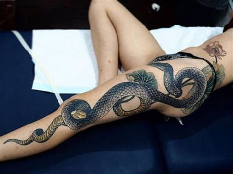 Round snake tattoo on leg. nice Tattoo inspiration 2017 - Sophia Baughan | Snake tattoo design, Leg tattoos women, Leg tattoos