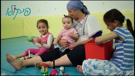 השיר הנגר הקטן נכתב על ידי משה אהרן. ‫משפחה משחקת | הפעמון דינג דונג - פרק 7‬‎ - YouTube