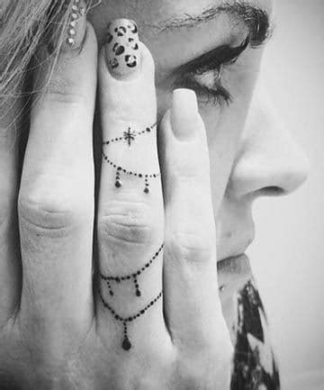 Hình xăm giả chiếc nhẫn được giới trẻ cực kỳ yêu thích vì vừa độc vừa tiết kiệm. Hình Xăm Ở Ngón Tay Cho Nữ Đẹp ️ Tattoo Ngón Tay Mini