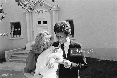 Et ce fut dans les bras de christine delvaux que joe dassin a pu fonder la famille de ses rêves. French singer Joe Dassin and his wife Christine Delvaux ...