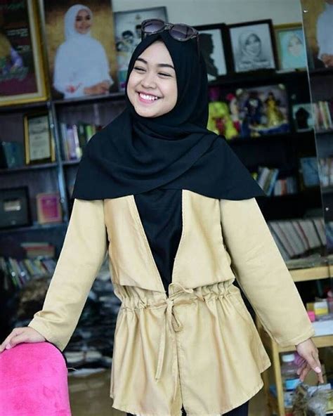 Kali ini, ricis membuat konten prank buka hijab di hadapan. 22 Model Hijab Ria Ricis yang Simple dan Kekinian Paling ...