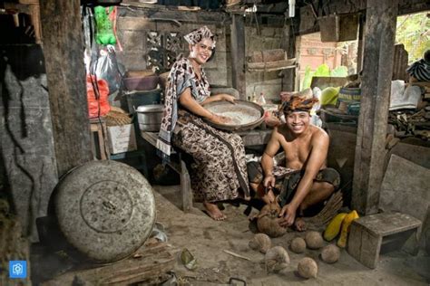 Properti lampu, lemari dan kursi tua berpadu dengan busana batik yang tema foto tradisional seperti menggunakan konsep adat jawa masih terus diminati hingga kini. 16 Inspirasi Foto Prewedding Bertemakan Tradisional! Berkesan Arif Dan Berbudaya!